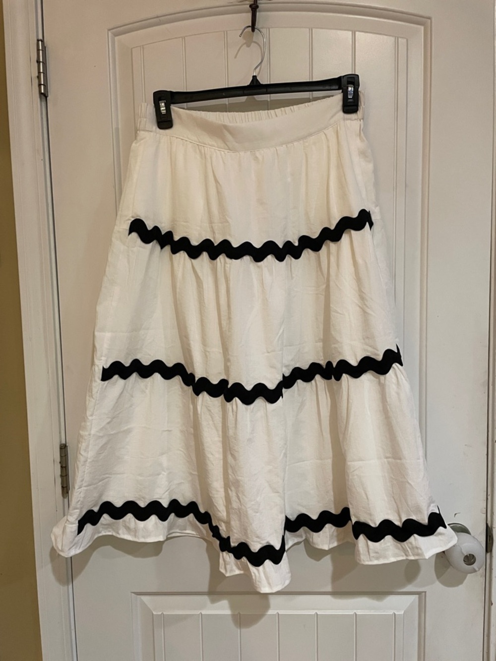 Women's Fashion large NWT White Tiered Skirt with Black Trim